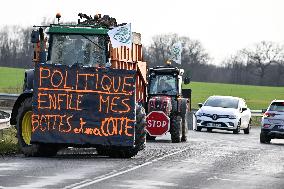 Farmers Block A4 Motorway - Jossigny