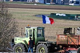 Farmers Block A4 Motorway - Jossigny