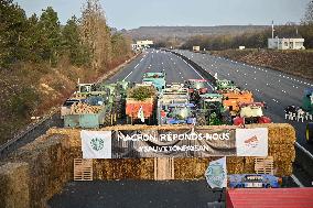 Farmers Block A10 Motorway - Longvilliers