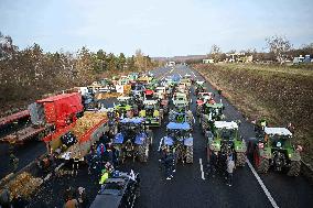 Farmers Block A10 Motorway - Longvilliers