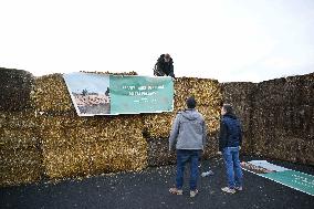 Farmers Block A10 Motorway - Longvilliers