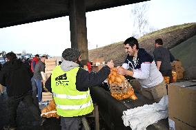 Farmers Block A10 Motorway - Longvilliers