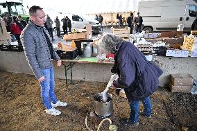 Farmers Block A10 Motorway - Longvilliers