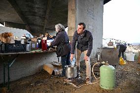 Farmers Block A10 Motorway - Longvilliers