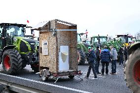 Farmers Block A10 Motorway - Longvilliers