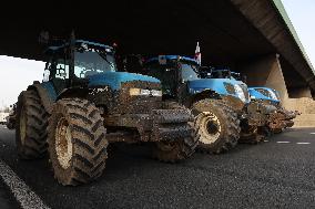 Farmers Block A15 Motorway - Argenteuil