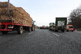 Farmers Block A15 Motorway - Argenteuil