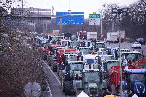 Farmers Keep Up Paris ‘Siege’ - Argenteuil
