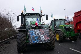 Farmers Keep Up Paris ‘Siege’ - Argenteuil