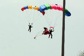 SRI LANKA-COLOMBO-INDEPENDENCE DAY-REHEARSAL-PARATROOPERS-INJURIES