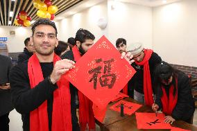 Foreign Students Experience Traditional Chinese Culture