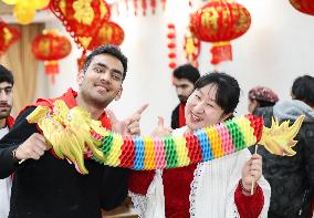 Foreign Students Experience Traditional Chinese Culture