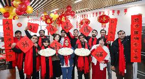 Foreign Students Experience Traditional Chinese Culture