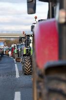 Thousands Of Farmers 'Lay Siege'To Paris - Chennevieres