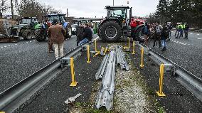 Thousands Of Farmers 'Lay Siege'To Paris - Chennevieres