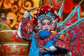 Pupils Perform Peking Opera in Hai'an