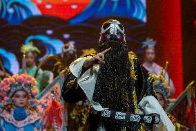 Pupils Perform Peking Opera in Hai'an