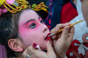 Pupils Perform Peking Opera in Hai'an