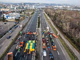 Farmers Block A7 Motorway - Lyon