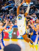 (SP)U.S.-SAN FRANCISCO-BASKETBALL-NBA-76ERS VS WARRIORS