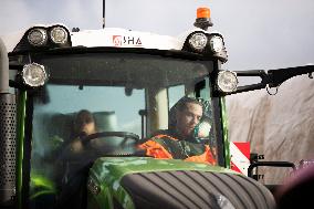 Farmers Block A4 Motorway - Jossigny