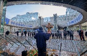 Farmers Set Some Fire Ouside The EU Parliament - Brussels