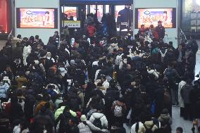 Spring Festival Transport Rush in Hangzhou