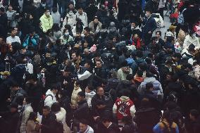 Spring Festival Transport Rush in Hangzhou