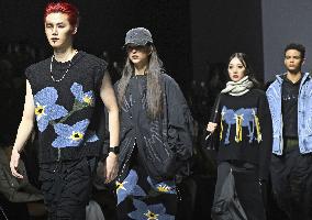Fashion show for S. Korean abductees and captives