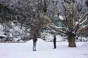 Snowfall Continues In Kashmir, Disrupts Air Traffic