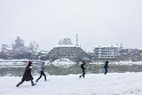 Snowfall Continues In Kashmir, Disrupts Air Traffic