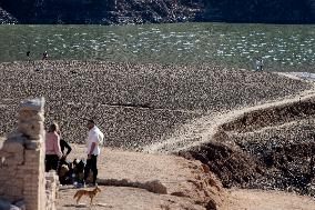 Drought Turism In Barcelona's Reservoirs