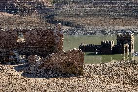 Drought Turism In Barcelona's Reservoirs