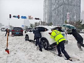Xinhua Headlines: China implements effective measures to tackle blizzard-induced travel disruptions