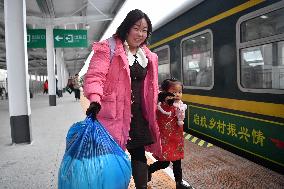 CHINA-GANSU-SLOW TRAIN-SPRING FESTIVAL-PREPARATION (CN)