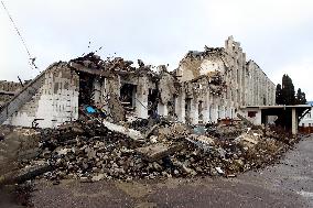 Delegations of Ukraine, Portugal and Estonia inspect destroyed lyceum no.23 in Zhytomyr