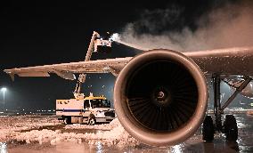 CHINA-HUBEI-WUHAN-AIRPLANE-ICE REMOVAL (CN)