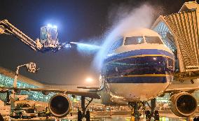 CHINA-HUBEI-WUHAN-AIRPLANE-ICE REMOVAL (CN)