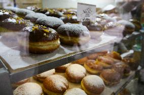Donuts On Fat Thursday In Krakow