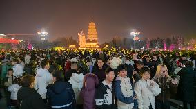 Tourists Visit Tang Paradise in Xi 'an