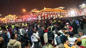 Tourists Visit Tang Paradise in Xi 'an