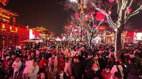 Tourists Visit Tang Paradise in Xi 'an