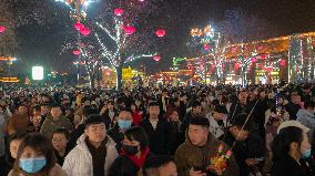 Tourists Visit Tang Paradise in Xi 'an