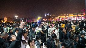 Tourists Visit Tang Paradise in Xi 'an