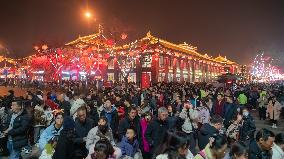 Tourists Visit Tang Paradise in Xi 'an