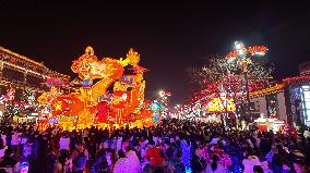 Tourists Visit Tang Paradise in Xi 'an