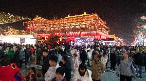 Tourists Visit Tang Paradise in Xi 'an