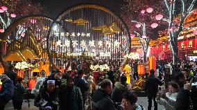 Tourists Visit Tang Paradise in Xi 'an