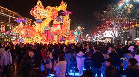 Tourists Visit Tang Paradise in Xi 'an