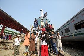 Muslims return home on an overcrowded train after Bishwa Ijtema
